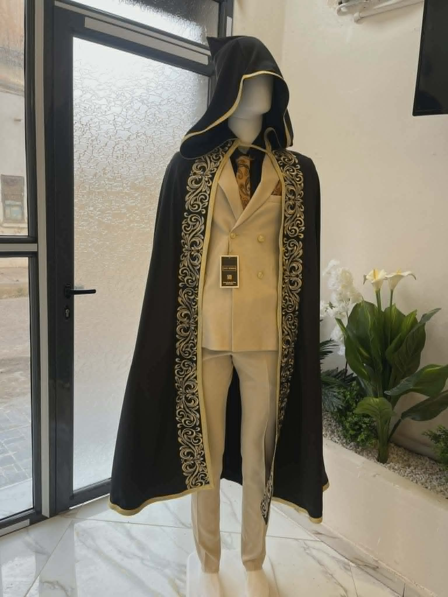Costume pêche avec burnous noir et or